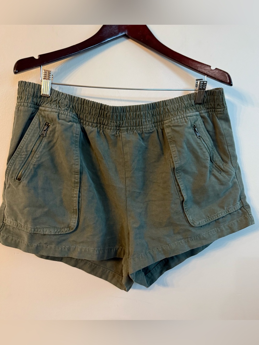Aerie Green Cargo Pocket Pull on Shorts elastic waist zippered pockets XL NWT